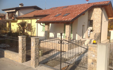 Villetta in Pietra di Credaro lavorata a secco con pilastri per portico e cinta esterna